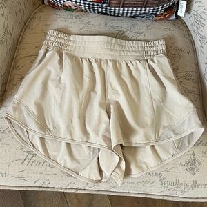 lululemon high rise 2.5inch hotty hot shorts